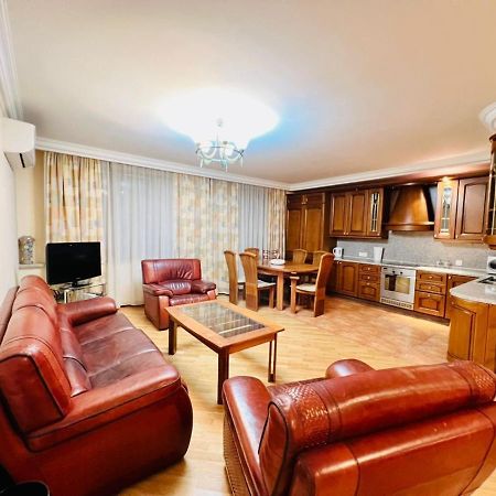 Family Spacious 3 Bedroom Apartment In The Middle Of City Center, Next To North Avenue Jerevan Exteriör bild