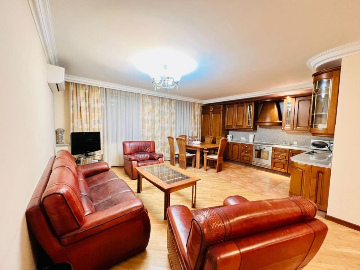 Family Spacious 3 Bedroom Apartment In The Middle Of City Center, Next To North Avenue Jerevan Exteriör bild