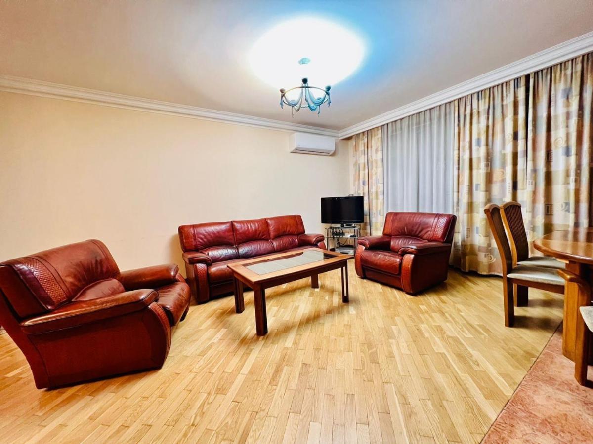 Family Spacious 3 Bedroom Apartment In The Middle Of City Center, Next To North Avenue Jerevan Exteriör bild