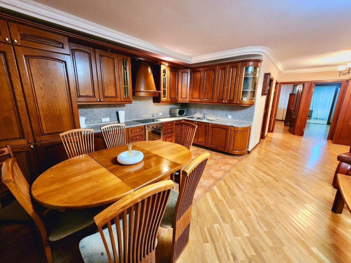 Family Spacious 3 Bedroom Apartment In The Middle Of City Center, Next To North Avenue Jerevan Exteriör bild