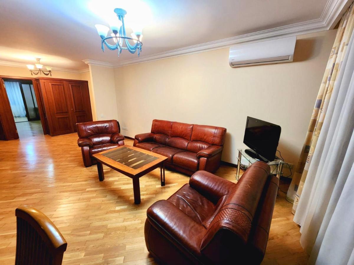 Family Spacious 3 Bedroom Apartment In The Middle Of City Center, Next To North Avenue Jerevan Exteriör bild